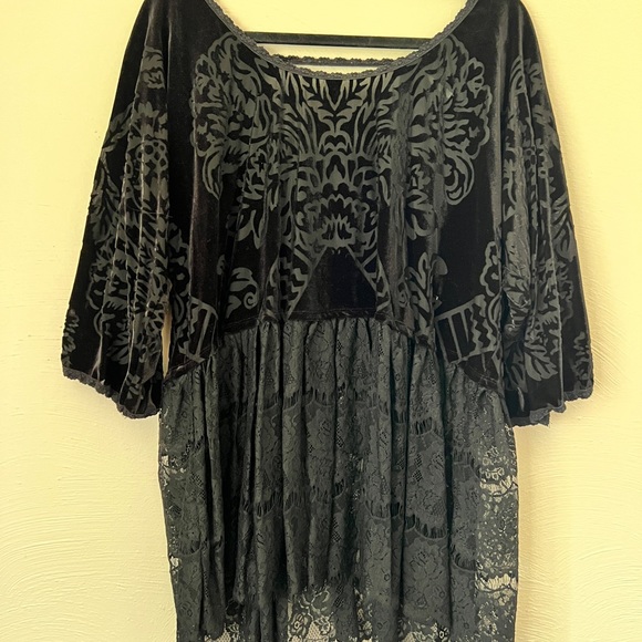 Free People black velvet/lace top - Picture 2 of 3